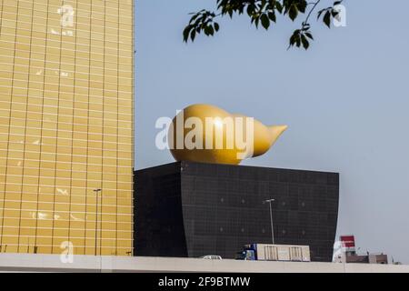 Asahi Flame (Flamme D'or) struttura dorata progettata da Philippe Starck, Asakusa, Tokyo, Giappone Foto Stock