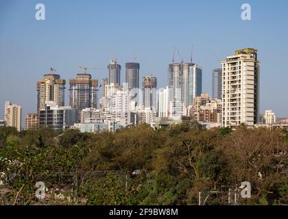 Vista panoramica dalla stazione ferroviaria di Dadar dello skyline di Mumbai, Maharashtra, India, Asia. Foto Stock