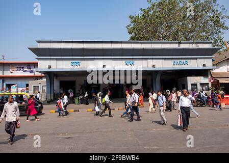 Persone fuori dall'ingresso del Dadar Terminus a Mumbai, Maharashtra, India, Asia. Foto Stock