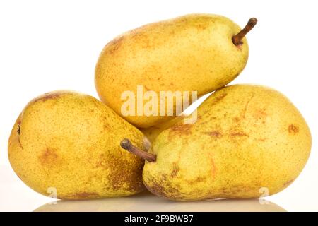 Alcune pere biologiche, mature, succose, dolci, giallo chiaro, primo piano, su sfondo bianco. Foto Stock