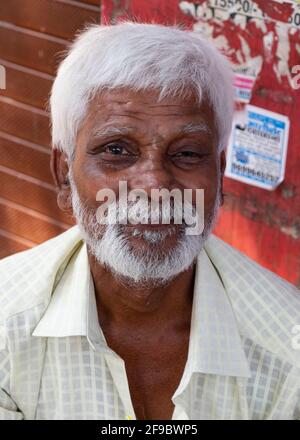 Uomo indiano anziano in posa per la foto a Mumbai, Maharashtra, India, Asia Foto Stock