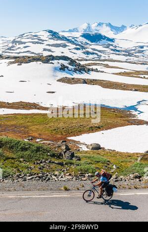 Cicloturismo di fronte alle montagne Foto Stock