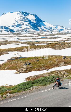 Cicloturismo di fronte alle montagne Foto Stock