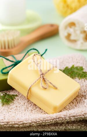 Sapone fatto a mano con olio di oliva e argan, zero rifiuti riutilizzabili articoli da bagno su sfondo verde Foto Stock