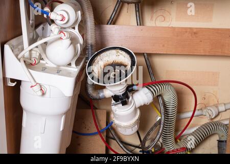 Lavandino rotto in cucina. Scarico del lavello ostruito. Servizi idraulici. Scarico e sistema di filtrazione dell'acqua osmotica. Foto Stock