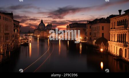 Venezia, Canal Grande e chiesa Santa Maria della Salute da Ponte Accademia Foto Stock