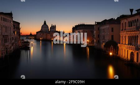 Venezia, Canal Grande e chiesa Santa Maria della Salute da Ponte Accademia Foto Stock