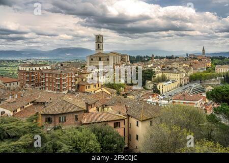 Paesaggio urbano della città di Perugia. Sopra i tetti si trovano i campanili del convento di San Domenico e la chiesa di San Pietro. Perugia, Umbria Foto Stock
