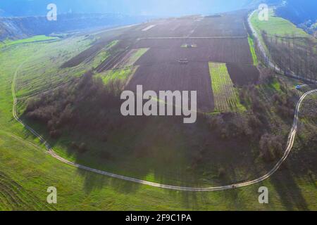 Vista aerea della strada di campagna intorno ai campi agricoli . Natura panoramica in primavera Foto Stock