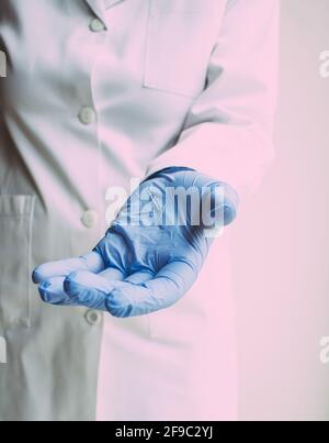 medico di mano in abito blu e guanti in ospedale Foto Stock