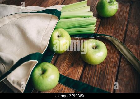 mele verdi e sedano in una borsa ecologica Foto Stock