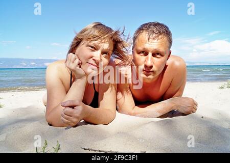Un paio di sole sulla sabbia bianca del lago Baikal Foto Stock