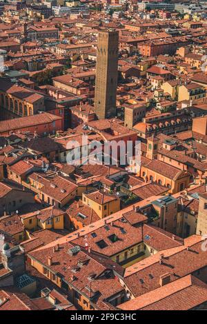 Bologna, Italia - 7 settembre 2020: Veduta aerea del centro storico con Torre Prendiparte Foto Stock