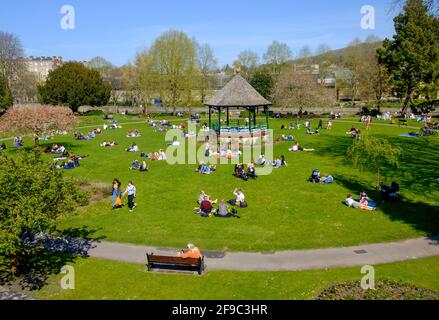 Bath, Somerset, Regno Unito. 17 aprile 2021. Il primo sabato dopo che il soggiorno di Covid a casa le restrizioni sono state tolte in Inghilterra, la gente è pictured godendo il sole in Parade Gardens. Credit: Lynchpics/Alamy Live News Foto Stock