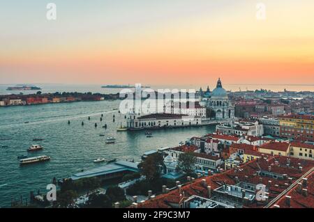 Vista della Basilica di Santa Maria della Salute dal Campanile di San Marco Il Campanile di Mark) al tramonto, Venezia, Italia Foto Stock