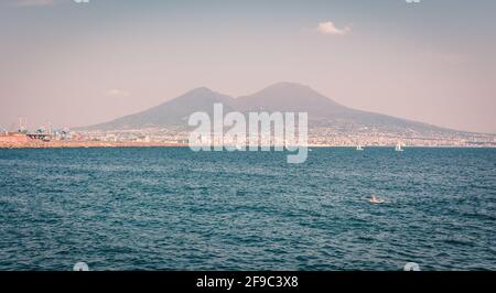 Napoli e il Vesuvio sullo sfondo, vista dal mare Foto Stock