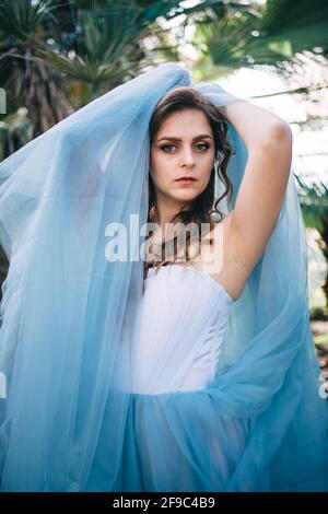 bella ragazza rossa in un abito elegante e con un prua Foto Stock