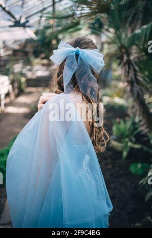 bella ragazza rossa in un abito elegante e con un prua Foto Stock