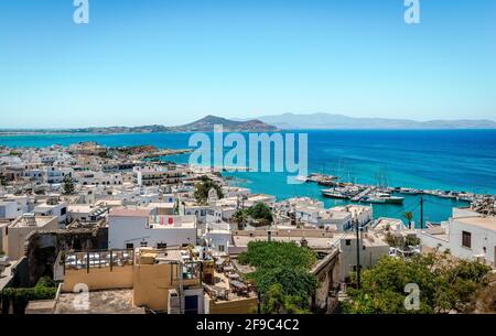 Vista panoramica di Naxos, Grecia. Naxos è una città (e un'isola) nel Mar Egeo e la sua destinazione turistica molto popolare. Foto Stock