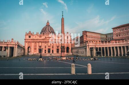 Piazza San Pietro alla luce del mattino. Vaticano, Roma, Italia. Foto Stock