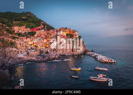 Manarola village sulla scogliera di rocce e mare al tramonto., Seascape in cinque terre, il Parco Nazionale delle Cinque Terre Liguria Italia Europa. Foto Stock