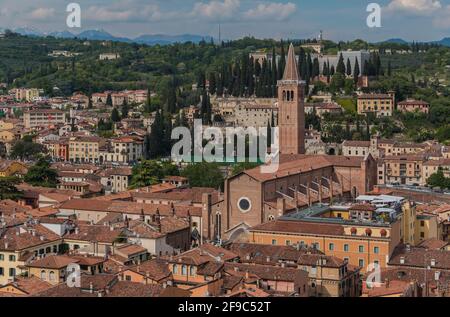 Una foto della Basilica di Santa Anastasia che si affaccia sui tetti di Verona. Foto Stock