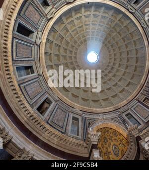 Roma, Italia, 9 luglio 2019, raggio di luce che risplende nei panteoni bel soffitto Foto Stock