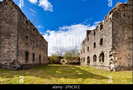 BERNERA CASERMA GLENELG SCOZIA I DUE BLOCCHI DI ALLOGGIO E CORTILE VISTO DA ORIENTE Foto Stock