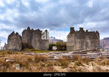 BERNERA CASERMA GLENELG SCOZIA LE DUE ROVINE DI BLOCCO VISTO DA L'ORIENTE CON LE COLLINE DI SKYE DIETRO Foto Stock