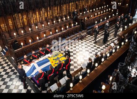 La regina Elisabetta II guarda come i portacolori portano la bara del duca di Edimburgo durante i suoi funerali alla St George's Chapel, Castello di Windsor, Berkshire. Data immagine: Sabato 17 aprile 2021. Foto Stock