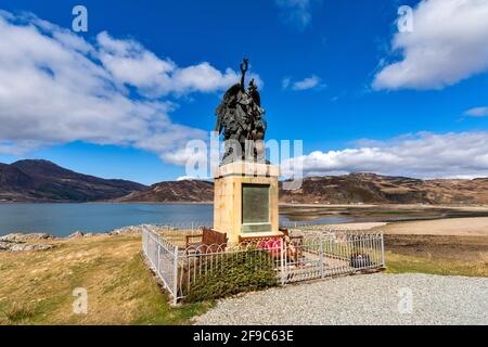 GLENELG HIGHLANDS SCOTLAND L'INTERESSANTE MEMORIALE DI GUERRA DI FRONTE KYLE RHEA E LE COLLINE DI SKYE Foto Stock