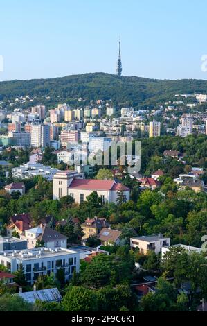 Il paesaggio urbano di Bratislava (Slovacchia) visto dal monumento Slavín. Foto Stock