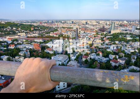 Il paesaggio urbano di Bratislava (Slovacchia) visto dal monumento Slavín. Foto Stock