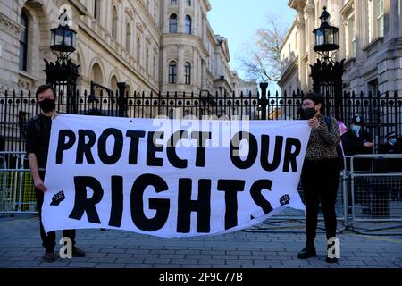 Londra, Inghilterra. 17 Aprile 2021. Uccidete la protesta del Bill contro il nuovo progetto di legge di polizia, crimine, condanna e tribunali che il governo sta cercando di passare. I manifestanti hanno un banner che dice "Proteggi i nostri diritti" fuori dalle porte di Downing Street. Bradley Stearn / Alamy Live News Foto Stock