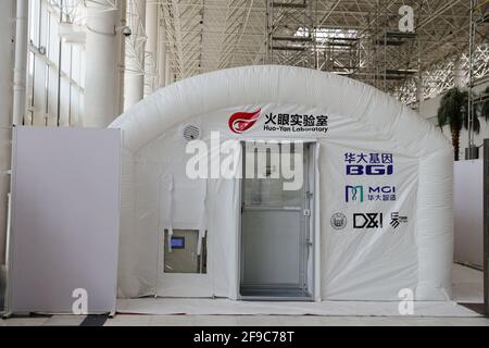 (210417) -- ADDIS ABABA, 17 aprile 2021 (Xinhua) -- Foto scattata il 16 aprile 2021 mostra il laboratorio di test COVID-19 di fascia alta recentemente lanciato, Huo Yan Air Lab, presso l'aeroporto internazionale di Addis Ababa Bole, Etiopia. L'aeroporto internazionale di Addis Ababa Bole, l'aeroporto più trafficato dell'Africa e il principale gateway del continente, aspira a rilanciare il suo traffico passeggeri con impatto COVID-19 con un laboratorio di test COVID-19 gestito dalla Cina di recente. Il laboratorio di test COVID-19 di fascia alta recentemente lanciato, Huo Yan Air Lab, Che si trova all'interno dei locali del hub internazionale di volo Etiopia, è ADM Foto Stock