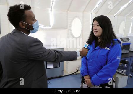 (210417) -- ADDIS ABABA, 17 aprile 2021 (Xinhua) -- Wanyue Wang, vice direttore generale della BGI Health Etiopia, parla durante un'intervista con Xinhua al laboratorio di test COVID-19 di fascia alta recentemente lanciato, Huo Yan Air Lab, presso l'aeroporto internazionale di Addis Ababa Bole, Etiopia, il 16 aprile 2021. L'aeroporto internazionale Addis Ababa Bole, l'aeroporto più trafficato dell'Africa e il principale gateway del continente, aspira a rilanciare il suo traffico passeggeri con COVID-19-affected con un laboratorio di test COVID-19 gestito dalla Cina di recente. Il laboratorio di test COVID-19 di fascia alta, Huo Yan, appena lanciato Foto Stock