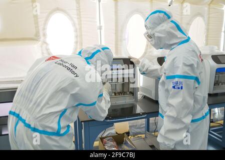 (210417) -- ADDIS ABEBA, 17 aprile 2021 (Xinhua) -- gli operatori sanitari sono visti nel laboratorio di test COVID-19 di fascia alta recentemente lanciato, Huo Yan Air Lab, presso l'aeroporto internazionale Addis Abeba Bole, Etiopia, il 16 aprile 2021. L'aeroporto internazionale di Addis Ababa Bole, l'aeroporto più trafficato dell'Africa e il principale gateway del continente, aspira a rilanciare il suo traffico passeggeri con impatto COVID-19 con un laboratorio di test COVID-19 gestito dalla Cina di recente. Il laboratorio di test COVID-19 di fascia alta recentemente lanciato, Huo Yan Air Lab, Che è all'interno dei locali del volo internazionale dell'Etiopia hu Foto Stock