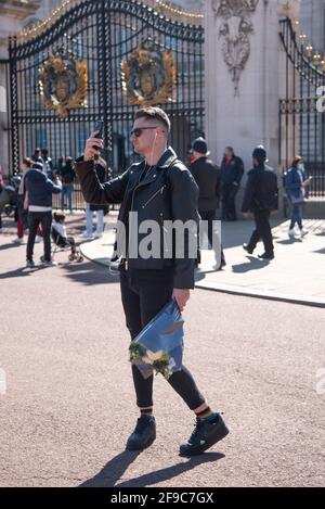 Londra, Regno Unito. 17 Apr 2021. Un uomo scatta una fotografia selfie fuori Buckingham Palace a Londra, Regno Unito il 17 aprile 2021. Il Principe Filippo, il funerale reale cerimoniale del Duca di Edimburgo si svolge al Castello di Windsor. (Foto di Claire Doherty/Sipa USA) Credit: Sipa USA/Alamy Live News Foto Stock