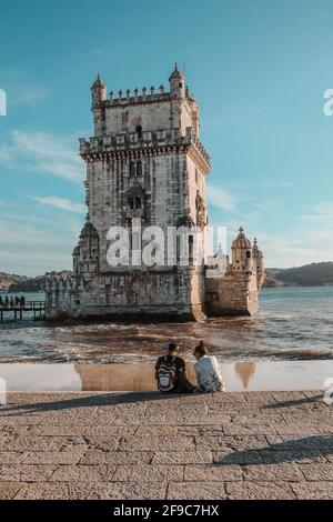 Vista sulla torre di Belem, sulla riva del Tejo Fiume a Lisbona - Portogallo Foto Stock