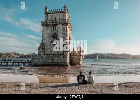 Vista sulla torre di Belem, sulla riva del Tejo Fiume a Lisbona - Portogallo Foto Stock