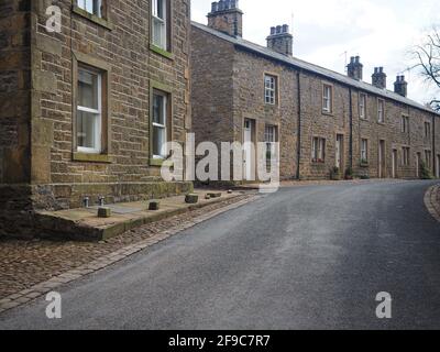 Villaggio di Slaidburn con una fila di vecchie case a schiera sulla B6478. Il villaggio è situato nel cuore della Foresta di Bowland A.O.N.B. Foto Stock