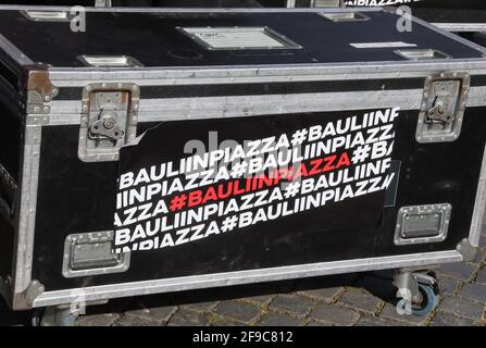 Roma, Italia. 17 Apr 2021. Roma, Mostra Nazionale del settore dell'intrattenimento e manifestazioni con 100 tronchi in Piazza del Popolo nella foto: Credit: Independent Photo Agency/Alamy Live News Foto Stock