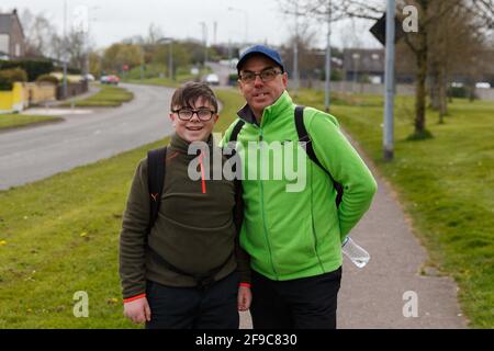 Cork, Irlanda, 17 aprile 2021 John Mulcahy cammina per 50 miglia a sostegno di le Cheile Africa Charity, Cork, Irlanda. Nella foto (LToR) sono Eoghan e John Mulcahy che hanno lasciato 6 miglia nella loro camminata di beneficenza che li vede camminare rispettivamente 25 e 50 miglia intorno all'area di Ballyvolane oggi. John Mulcahy sta camminando oggi 50 miglia intorno all'area di Ballyvolane a sostegno di le Cheile Africa che è una carità istituita dal locale Corkman Derry Desmond che fondi per progetti in Kenya. Derry partecipa alla sfida che attraversa la Rift Valley in Kenya. Il loro obiettivo è quello di raccogliere 1600 euro da Foto Stock