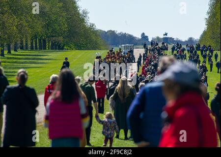 Windsor, Berkshire, Regno Unito. 17 aprile 2021. L'artiglieria reale del cavallo della truppa del re arriva sulla lunga camminata. La gente del posto e i visitatori sono venuti a Windsor oggi per rendere omaggio al principe ereditario Filippo durante il suo funerale giorno, tuttavia, molti hanno ascoltato i consigli e sono rimasti via a causa del Covid-19 Pandemic in corso. C'era una forte presenza di polizia armata in città insieme a numerosi amministratori RBWM. Il funerale per il Duca di Edimburgo è stato un evento privato che si è tenuto presso la Cappella di San Giorgio nei terreni del Castello di Windsor. Credit: Maureen McLean/Alamy Live News Foto Stock