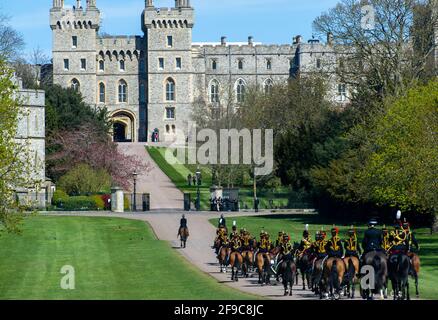 Windsor, Berkshire, Regno Unito. 17 aprile 2021. L'artiglieria reale del cavallo della truppa del re arriva sulla lunga camminata. La gente del posto e i visitatori sono venuti a Windsor oggi per rendere omaggio al principe ereditario Filippo durante il suo funerale giorno, tuttavia, molti hanno ascoltato i consigli e sono rimasti via a causa del Covid-19 Pandemic in corso. C'era una forte presenza di polizia armata in città insieme a numerosi amministratori RBWM. Il funerale per il Duca di Edimburgo è stato un evento privato che si è tenuto presso la Cappella di San Giorgio nei terreni del Castello di Windsor. Credit: Maureen McLean/Alamy Live News Foto Stock