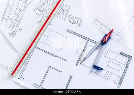 Primo piano di disegni tecnici, stampe su carta per progetti di lavoro con strumenti di misurazione sulla parte superiore Foto Stock