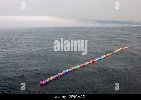 Palloncini colorati sulla costa di Istanbul, Turchia Foto Stock