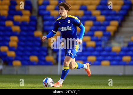 Londra, Regno Unito. 17 Apr 2021. Alex Woodyard di AFC Wimbledon in azione durante il gioco. EFL Skybet football League One match, AFC Wimbledon contro Swindon Town a Plough Lane a Londra sabato 17 aprile 2021. Questa immagine può essere utilizzata solo per scopi editoriali. Solo per uso editoriale, è richiesta una licenza per uso commerciale. Nessun utilizzo nelle scommesse, nei giochi o nelle pubblicazioni di un singolo club/campionato/giocatore. pic by Steffan Bowen/Andrew Orchard sports photography/Alamy Live news Credit: Andrew Orchard sports photography/Alamy Live News Foto Stock