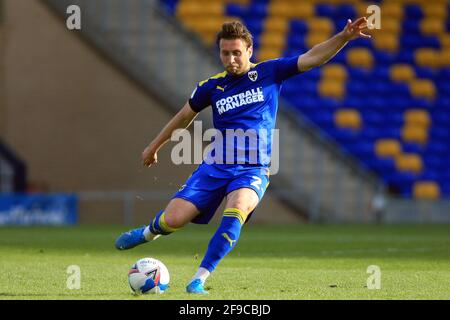 Londra, Regno Unito. 17 Apr 2021. Luke o'Neill di AFC Wimbledon in azione durante il gioco. EFL Skybet football League One match, AFC Wimbledon contro Swindon Town a Plough Lane a Londra sabato 17 aprile 2021. Questa immagine può essere utilizzata solo per scopi editoriali. Solo per uso editoriale, è richiesta una licenza per uso commerciale. Nessun utilizzo nelle scommesse, nei giochi o nelle pubblicazioni di un singolo club/campionato/giocatore. pic by Steffan Bowen/Andrew Orchard sports photography/Alamy Live news Credit: Andrew Orchard sports photography/Alamy Live News Foto Stock