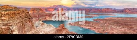 Splendida vista panoramica del canyon circondato dall'acqua durante il tramonto Foto Stock